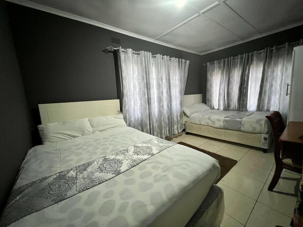 Golden Bamboo Hotel Nyanda ภายนอก รูปภาพ
