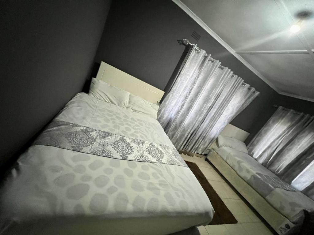 Golden Bamboo Hotel Nyanda ภายนอก รูปภาพ